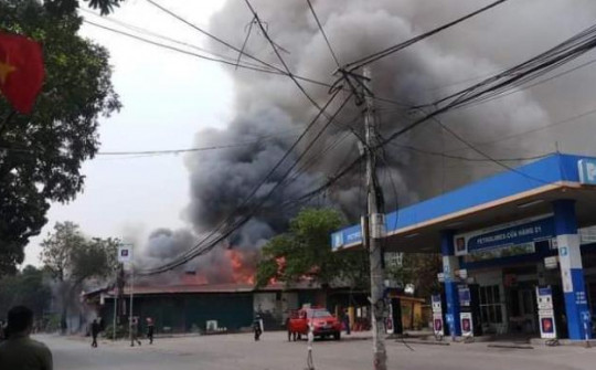 Hà Nội: Cháy kho phế liệu cạnh cây xăng, cột khói bốc cao hàng trăm mét