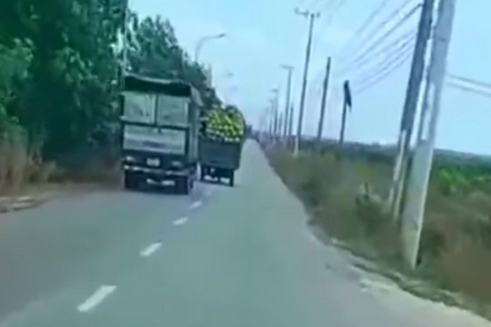 Video pha tạt đầu của xe bán tải khi bị cản đường gây nhiều tranh cãi