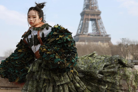 Bùi Hoàng Hạ An – người mẫu nhí Việt Nam trình diễn tại Paris fashion week