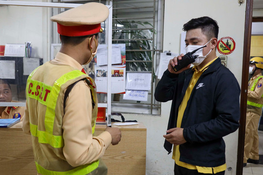 Hà Nội: Cảnh sát hóa trang xử lý nồng độ cồn gần quán nhậu