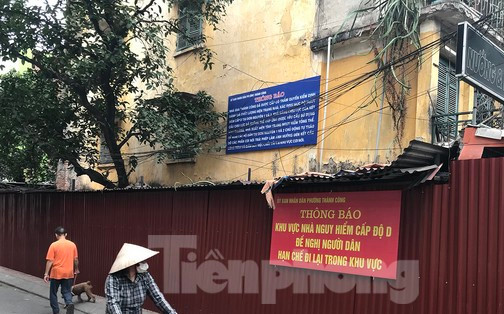 Hà Nội: Lập hàng rào tôn quây kín chung cư cũ G6A Thành Công