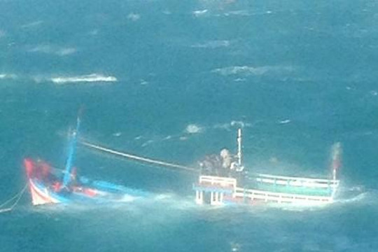 Tàu cá chở 8 người chìm ngoài khơi đảo Phú Quý