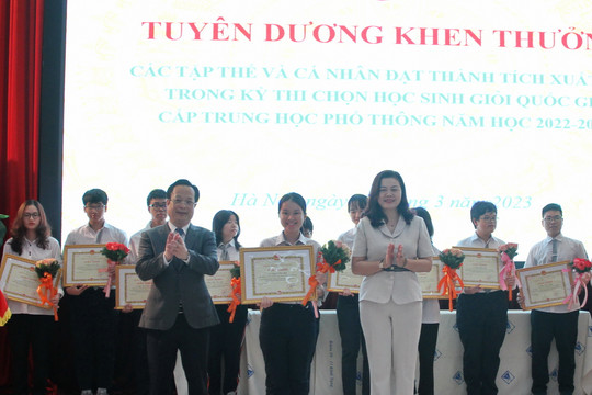 Hà Nội thưởng nóng học sinh đoạt giải quốc gia 2023