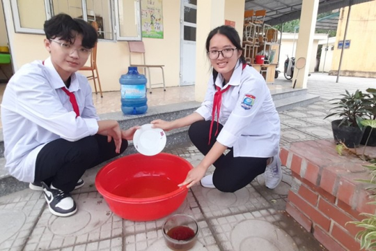Học sinh sáng chế nước rửa bát sinh học