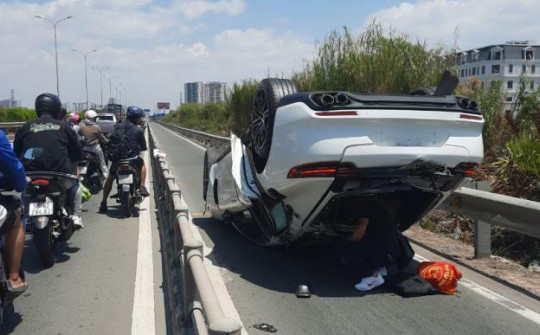 Ô tô Porsche gây tai nạn trên đường dẫn cao tốc làm 2 người bị thương