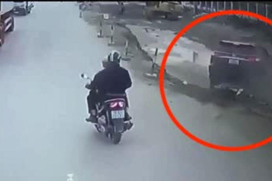 Clip:  Ô tô tông văng lái xe máy rồi lao xuống hố, tài xế hốt hoảng rời khỏi xe