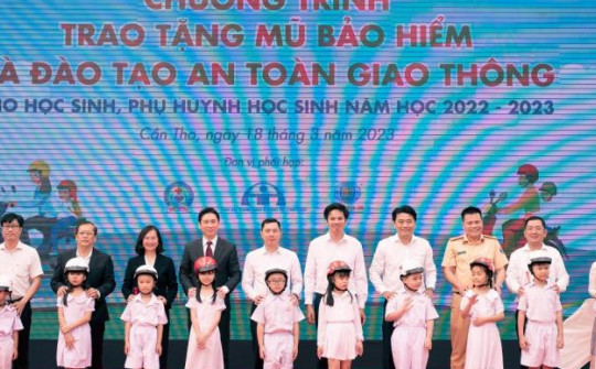 Honda Việt Nam tiếp tục trao tặng hơn 36,000 mũ bảo hiểm cho học sinh lớp Một và lớp Hai tại Cần Thơ