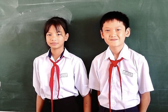 Học sinh trường Tiểu học Phú Ngọc B trả gần 100 triệu đồng nhặt được