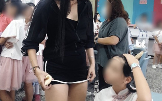 "Hot mom" Trung Quốc bị phàn nàn về trang phục đi họp phụ huynh