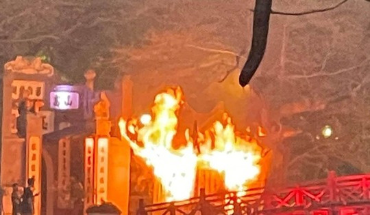 Hà Nội: Cháy bốt bán vé vào cầu Thê Húc