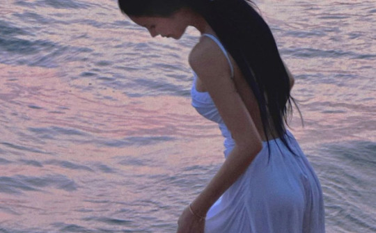 Người mẫu xứ sở kim chi diện váy ướt nước chụp hình ở Phú Quốc