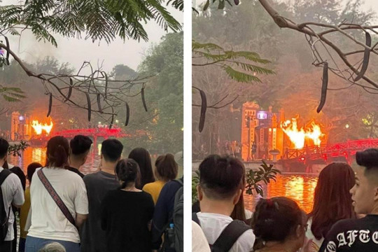 Hà Nội: Cháy lớn sát lối vào cầu Thê Húc, nhiều người hoảng sợ tháo chạy