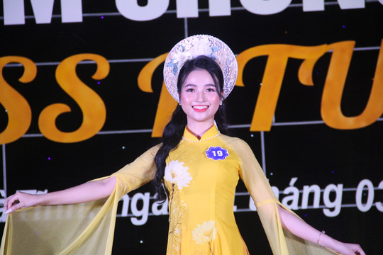 Sinh viên Hà Tĩnh khoe tài sắc đêm chung kết 'Nữ sinh thanh lịch'