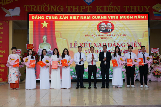 8 học sinh ưu tú Trường THPT Kiến Thụy được kết nạp Đảng
