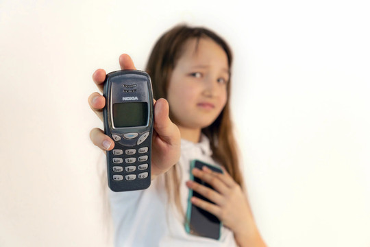 Người mẹ bị chỉ trích vì cho con dùng điện thoại 'cục gạch'