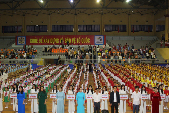 Hàng nghìn học sinh Thanh Hóa thi múa hát sân trường