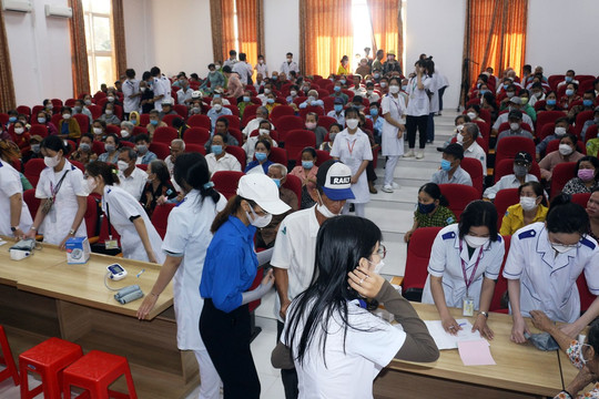 Trường ĐH Cửu Long chung tay chăm sóc sức khỏe người dân