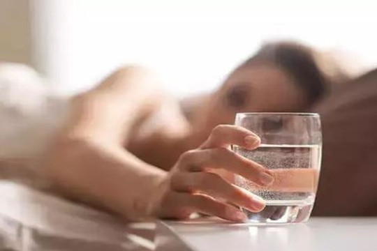 10 lợi ích của việc uống nước khi ngủ dậy