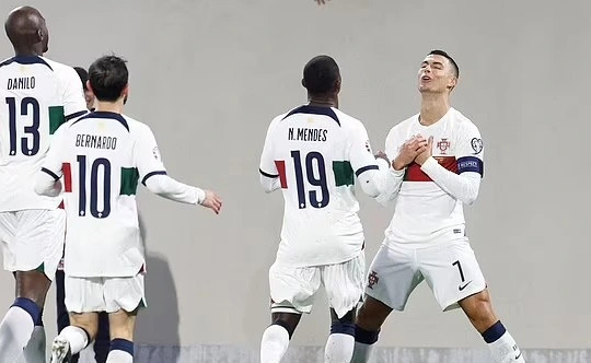 Video Ronaldo trình làng kiểu ăn mừng mới sau cú đúp bàn thắng cho Bồ Đào Nha