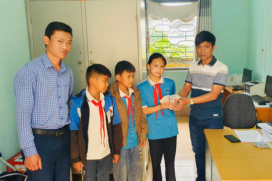 Ba học sinh ở Điện Biên nhặt được ví tiền tìm người đánh rơi