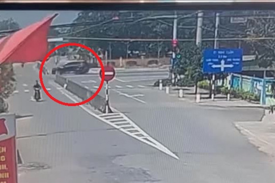 Clip: Vội vài giây, ô tô phóng vun vút gây họa kinh hoàng cho nữ tài xế