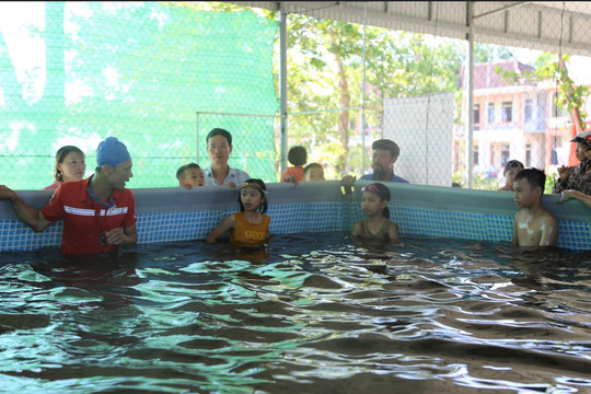 Hà Tĩnh tận dụng bể bơi dạy trẻ phòng chống đuối nước