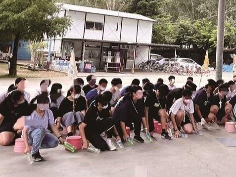 Hơn 370 học sinh ở Trung Quốc bị phạt quỳ tập thể vì làm ồn