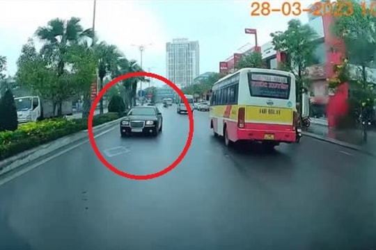 Clip: Lái xe sang hầm hố chạy ngược chiều, tài xế bị "cư dân mạng" chỉ trích