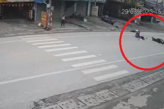 Clip: Xin nhan bằng… tay, xe Dream bị tông từ sau, 3 người văng xuống đường