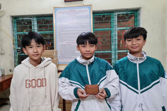 3 học sinh Tuyên Quang nhặt được của rơi trả người đánh mất