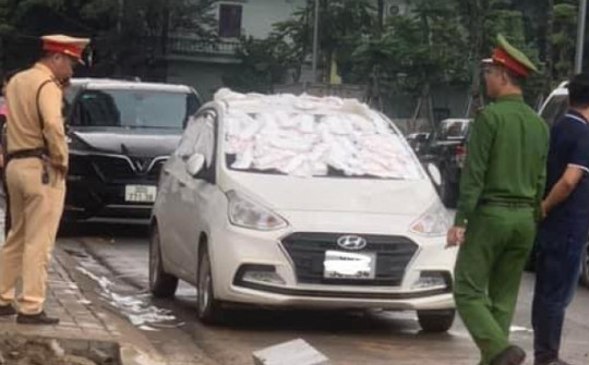 Ô tô ở Bắc Giang bị phủ kín băng vệ sinh