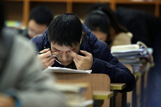 Nam sinh Trung Quốc khóc tại sân bay vì không kịp thi lên thạc sĩ