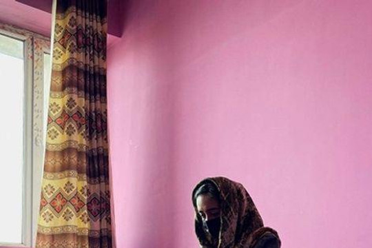 Phụ nữ Afghanistan chật vật học trực tuyến