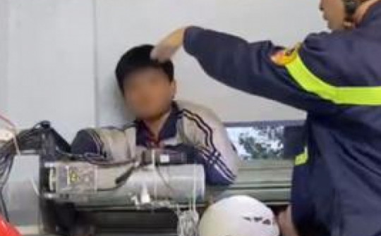 Bé trai 11 tuổi ở Quảng Ninh bị cửa cuốn đè tử vong