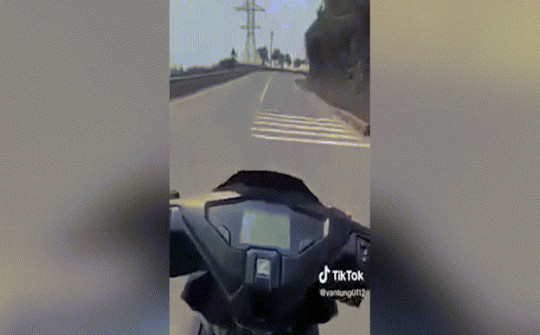 Thót tim cảnh thanh niên chạy xe máy thả 2 tay khi đổ đèo Hải Vân