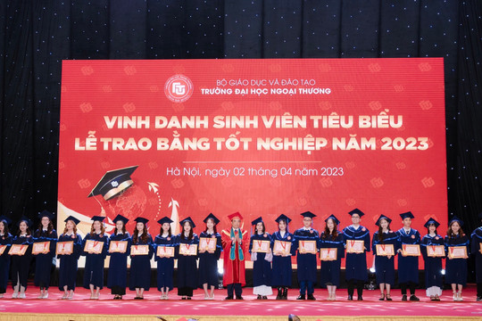 Gần 1300 sinh viên trường ĐH Ngoại thương nhận bằng tốt nghiệp
