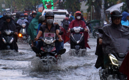 Mưa trắng trời, đường phố ngập lênh láng, người dân TP.HCM rẽ sóng nước về nhà