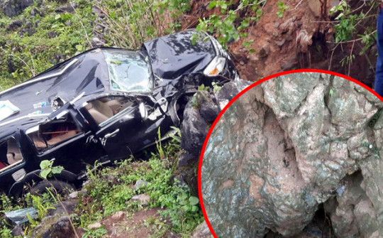 Bị ô tô lùi trúng khi đang chụp ảnh, người đàn ông rơi vào hang đá mất tích