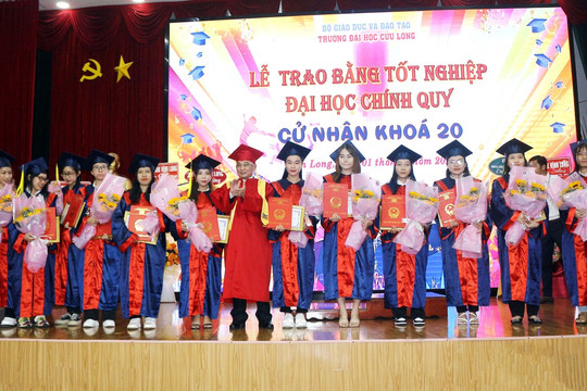 Trường Đại học Cửu Long trao bằng tốt nghiệp cho 282 tân cử nhân