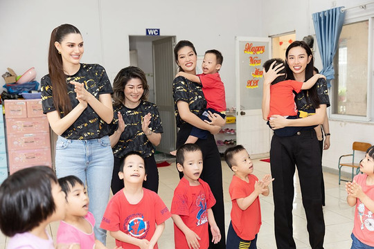 Thùy Tiên, Thiên Ân cùng Miss Grand International vác gạo đi từ thiện