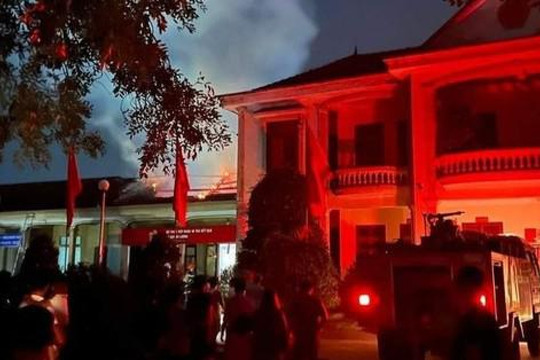 Trụ sở UBND xã ở Nghệ An bốc cháy trong đêm