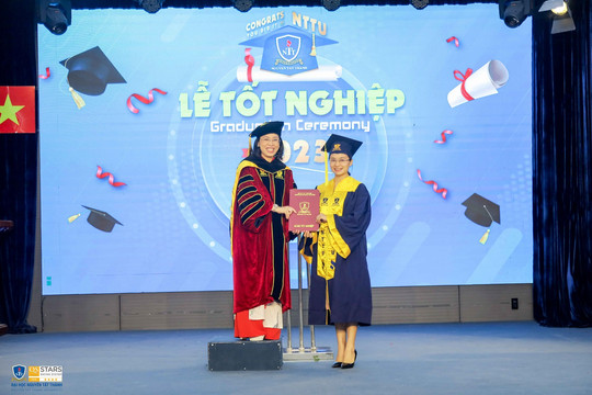 Hơn 1300 tân cử nhân ĐH Nguyễn Tất Thành nhận bằng tốt nghiệp