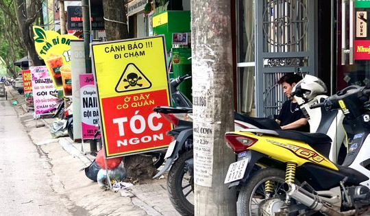 Cận cảnh vỉa hè các tuyến phố còn tồn tại vi phạm bị 'bêu tên' ở Hà Nội