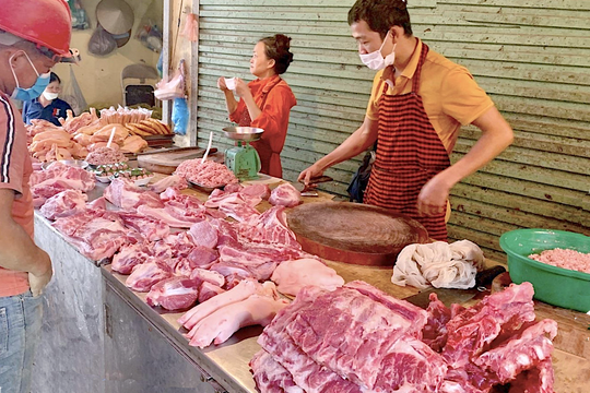 Giá heo hơi chạm đáy: Vì sao người tiêu dùng vẫn phải mua thịt heo giá cao ngất?