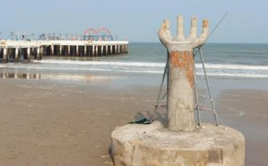Những "bàn tay bê tông" mọc trên bờ biển ở Thanh Hóa