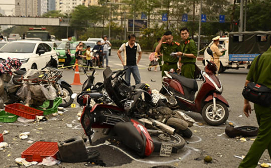 Ô tô tông hàng loạt xe máy trên đường Võ Chí Công