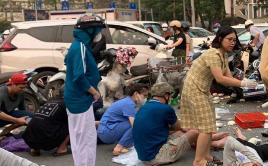 Ô tô “điên” tông 17 xe máy giữa phố Hà Nội: Tài xế mặt tái mét rồi bật khóc