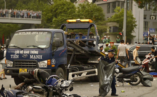 Vụ ô tô tông 17 xe máy trên đường Võ Chí Công: Bé 3 tuổi tiên lượng nặng