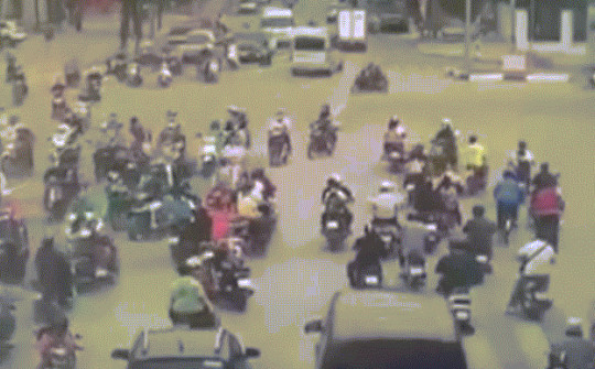 Clip: Ô tô lao như tên bắn tông hàng loạt xe máy ở Hà Nội