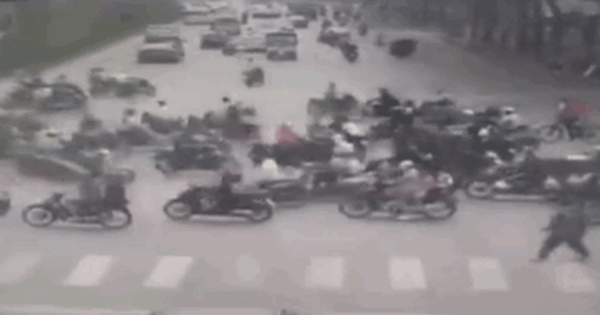 CLIP: Xe "điên" tông hàng chục xe máy tại ngã tư, người nằm la liệt